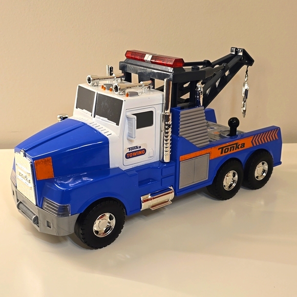 Tonka Mighty Motorized Tow Truck - Picture 1 of 9